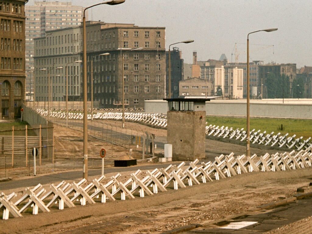Il Muro di Berlino con torre di guardia e striscia della morte nel 1977