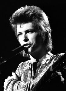 David Bowie sul palco nei panni di Ziggy Stardust, 1972