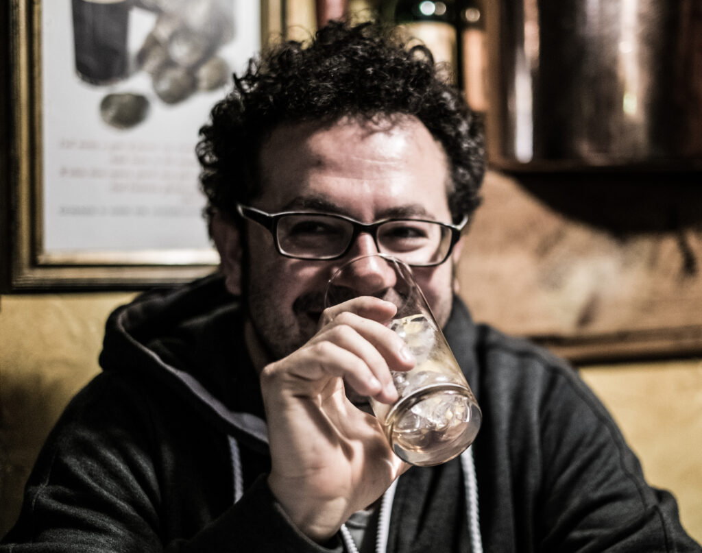Primo piano di Francesco con un bicchiere