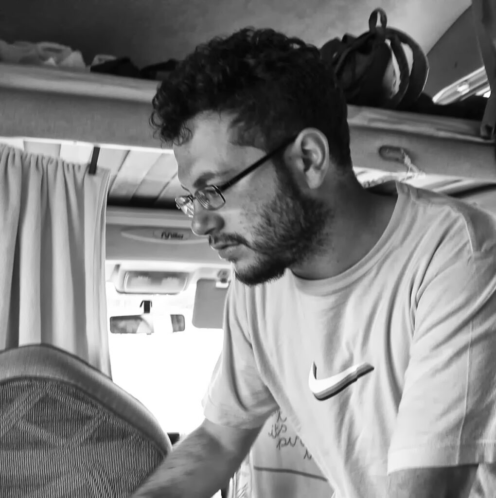 Ritratto di Francesco all’interno di un camper, in bianco e nero