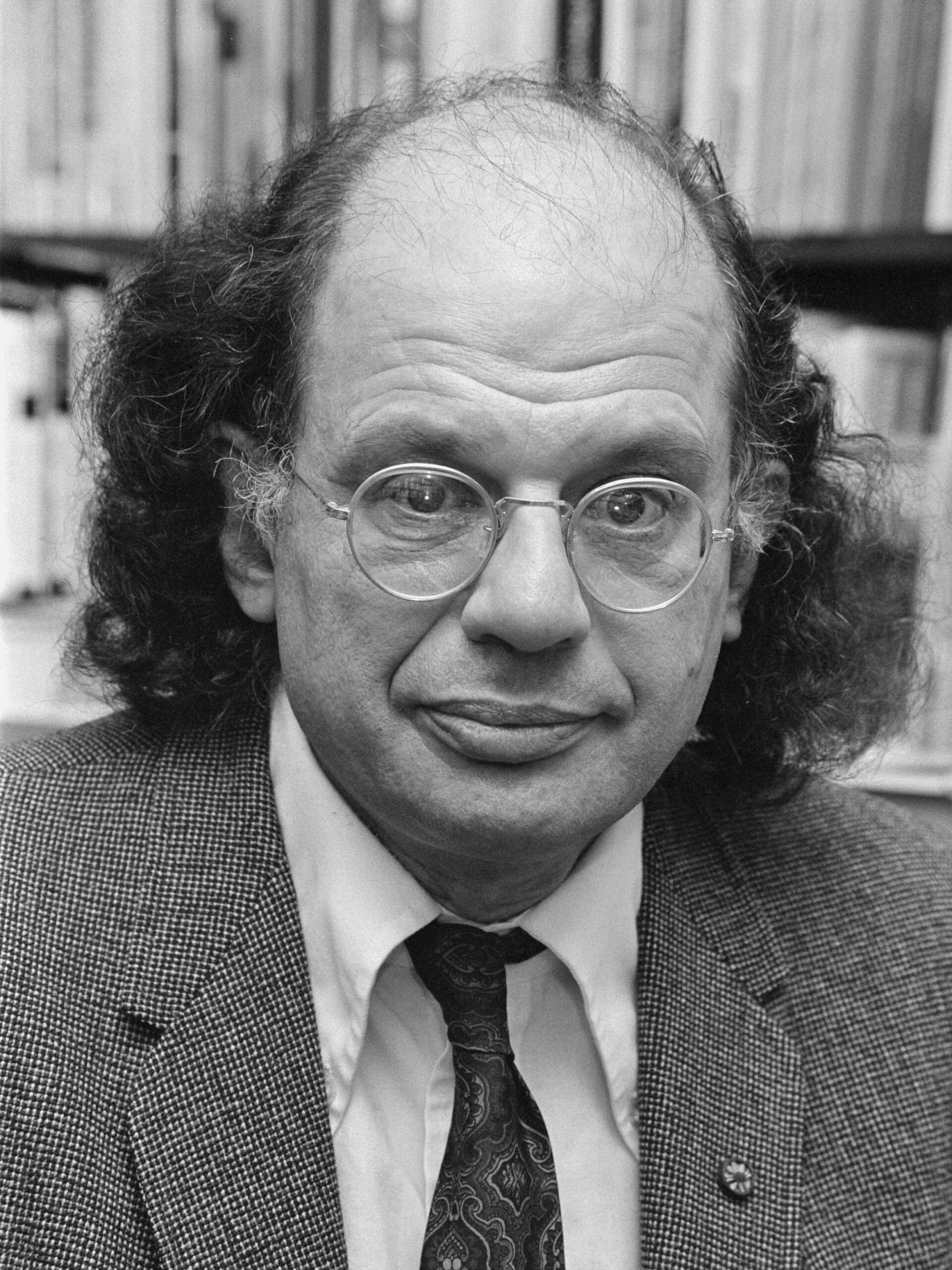 Allen Ginsberg con occhiali e cravatta, ritratto in bianco e nero del 1979