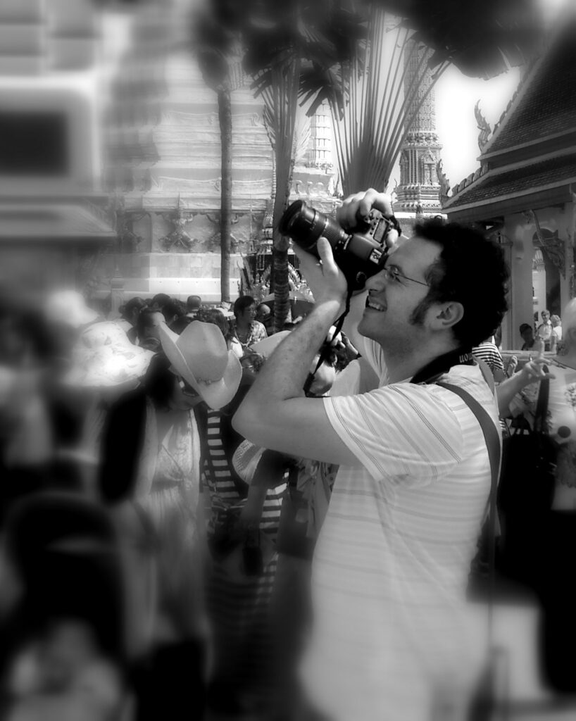 Francesco fotografa verso l’alto tra architetture decorate, in bianco e nero